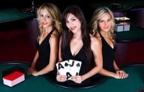 Bandar Poker table interface on indotogel.com showing card dealt, betting positions, and dealer hand